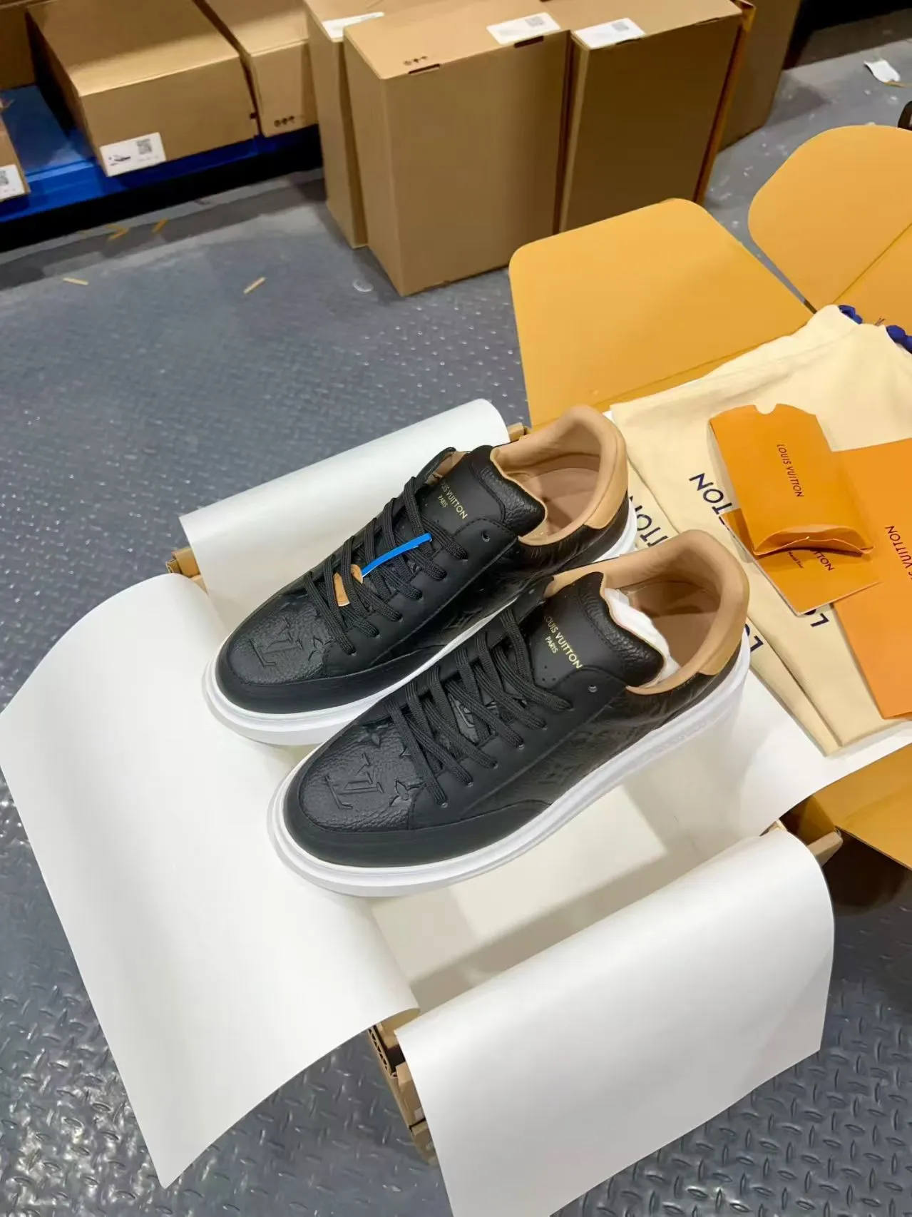 👟👟Ex-factory price 640👟👟 Vuitton Louis Vuitton Beⅴerly Hⅰll men's casual sports shoes white shoes —————————— Good looks and handsome feet, every color is huge and beautiful! A must-have item for fashionistas 🛍 Original custom-made embossed grained calfskin (not superfiber leather on the market, everyone needs to distinguish it!) symmetrical old pattern washed denim; all accessories and accessories are customized according to the original 1:1. Even the color matching of the shoelaces is customized 1:1. Original identical private model TPU outsole. Many clever little designs must have the original version to see that they are well done. The quality lies in the details! The original consistent chip tag can be directly entered into the LV official website 😏 Purchasing agent for ceiling level. Full set of Jingmei aircraft box packaging. Please look for our quality‼ ️ Please pay attention to distinguish the currency materials on the market! Code number: 37-45